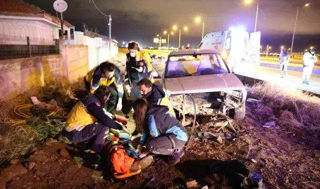 Yoldan çıkan Tofaş otomobil refüje girerek hurdaya döndü: 2 yaralı
