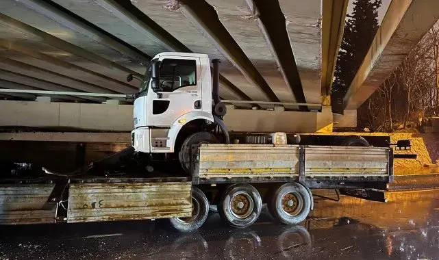 Bakırköy'de aynı üst geçitte yine kaza: Tır dorsesindeki çekici üst geçide böyle çarptı