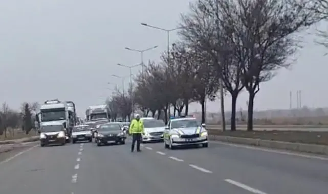 Yaralı köpeğe müdahale için trafik çift yönlü durduruldu