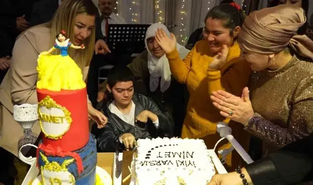 İlk kez doğum günü kutlayan engelli gencin hayali gerçek oldu: Pasta keserken gözyaşlarını tutamadı