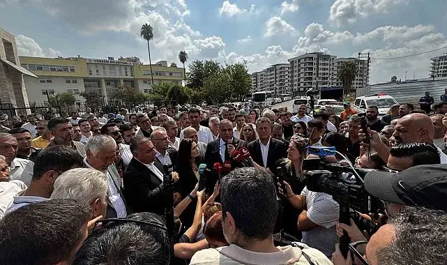 Yüreğir Belediyesi önünde başkan vekilliği kararına tepki