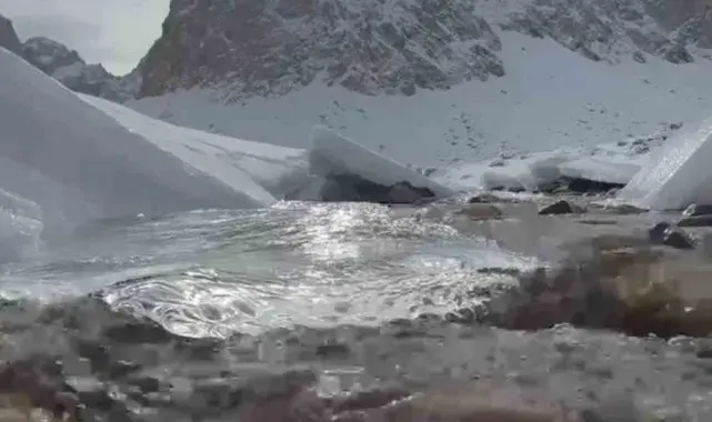 Hakkari'nin saklı cenneti kar ve buzla kaplandı