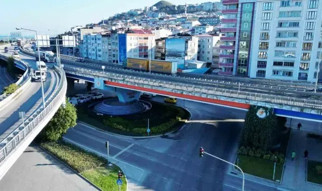 Canik Viyadüğü'ne kırmızı-beyaz sürpriz