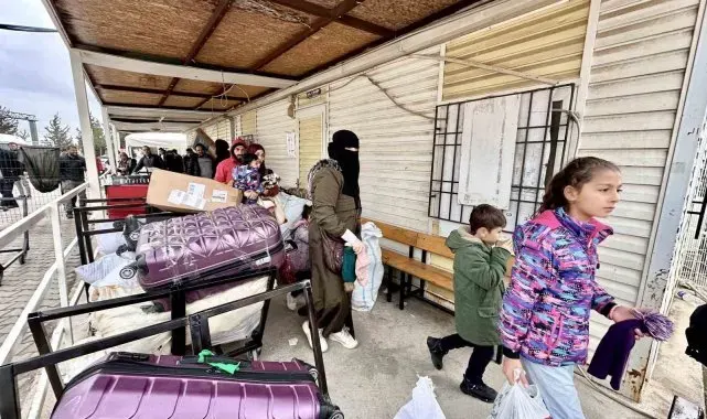 Suriyeliler Kilis Öncüpınar Gümrük Kapısı'ndan yurtlarına dönüyor