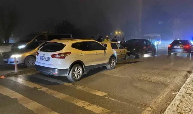 Köprü üzerinde 3 aracın karıştığı zincirleme kaza trafiği kilitledi