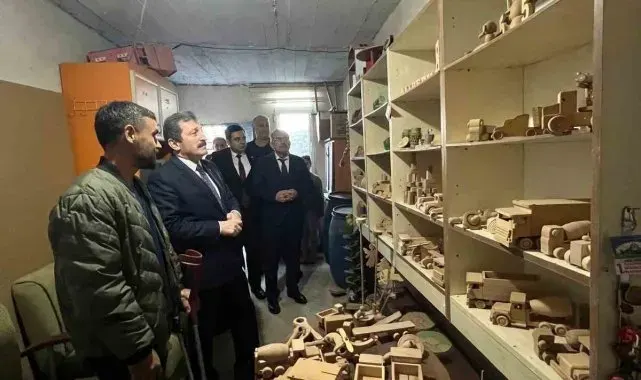 Vali Tavlı'dan ahşap oyuncak üreten genç çifte takdir