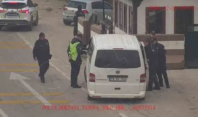 Amasya'da 20 kaçak göçmenin çıktığı minibüsün sürücüsü ve yanındaki şahıs tutuklandı