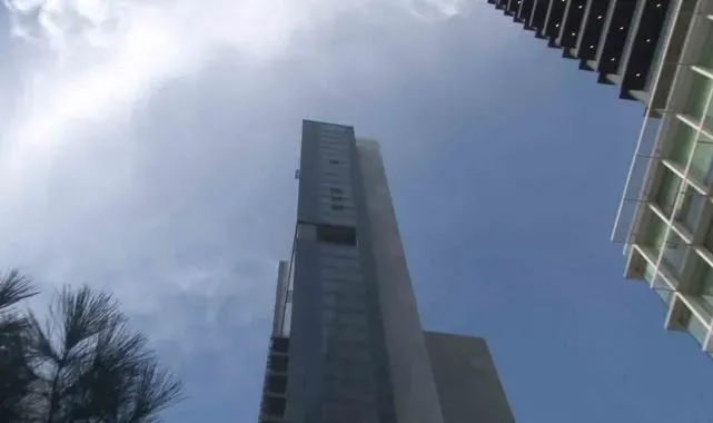 Şişli'deki Torun Center'ın 42'inci katında çıkan alevler paniğe yol açtı