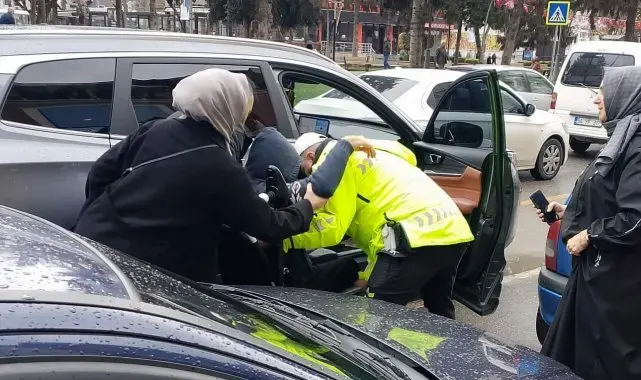 Sakarya'da polisten yürekleri ısıtan hareket: Gördüğü gibi yardıma koştu