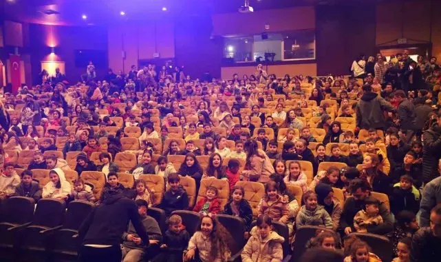Depremzede çocukların yüzü çocuk oyunu etkinliğiyle güldü