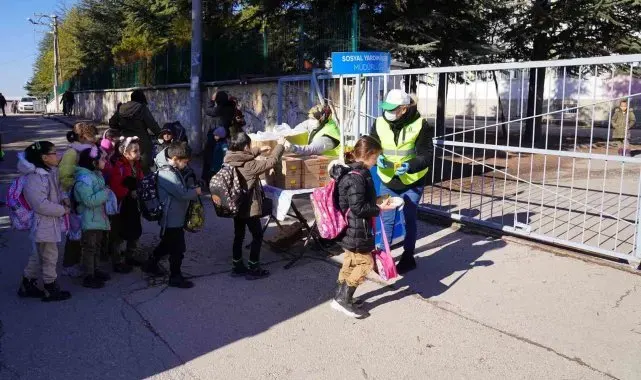Tepebaşı'ndan ilkokul öğrencilerine beslenme desteği devam ediyor