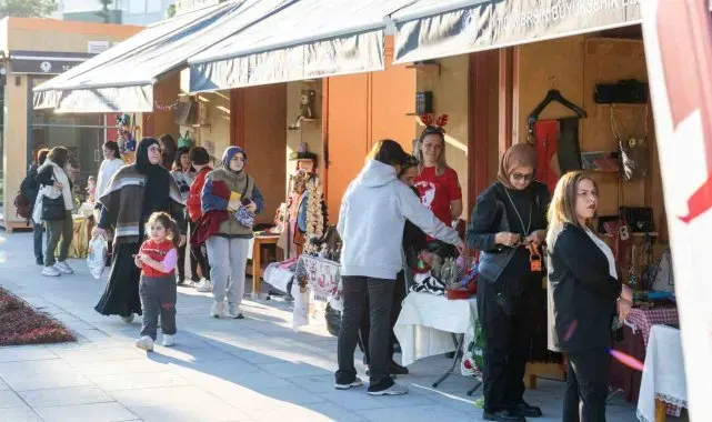 Mersin'de üretici kadınlar, yılbaşı stantlarında el emeği ürünlerini sergiliyor