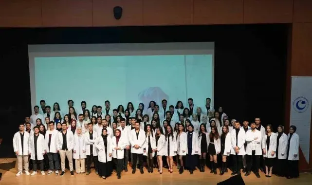 Eczacılık Fakültesi öğrencileri beyaz önlüklerini giydi