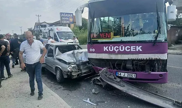 Sakarya'da halk otobüsü ile otomobil çarpıştı: 6 yaralı
