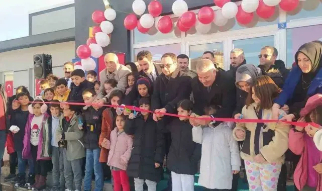 Muradiye'de yarı olimpik yüzme havuzu hizmete girdi