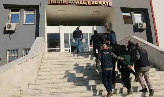 AK Parti binasına molotoflu saldırıda bulunan 2 kişi tutuklandı