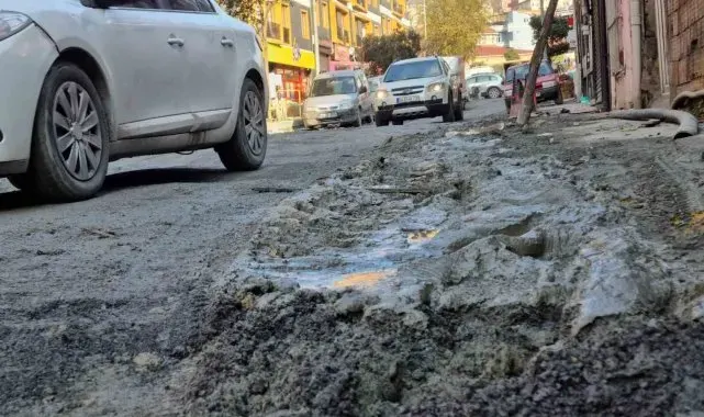 Beyoğlu'nda İSKİ ve İBB'nin bitmek bilmeyen çalışması mahalleyi çamur içinde bıraktı