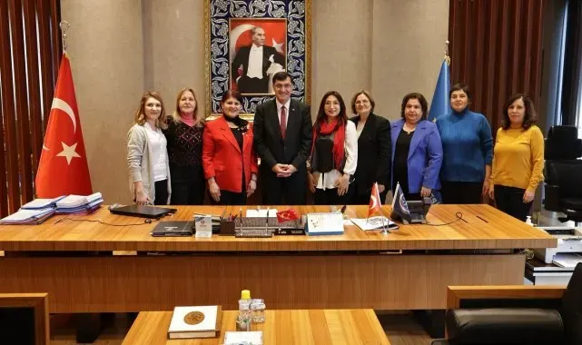 Başkan Kahveci'den Münüre Kara'ya plaket