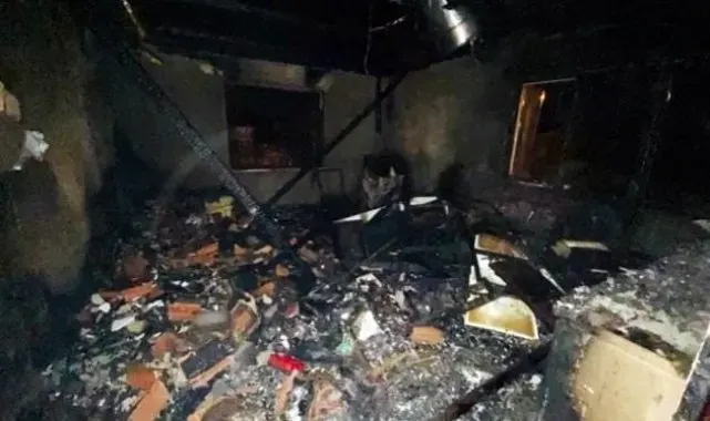 Çatıda çıkan yangın evi küle çevirdi