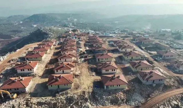 Altınözü'nde kırsal afet konutları yükselmeye devam ediyor