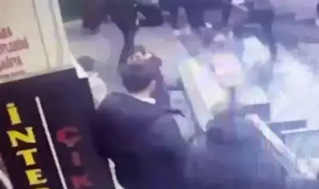 İnternet kafe çıkışı gençlerin tekmeli yumruklu kavgası kamerada