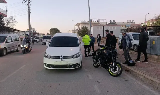 Hafif ticari araçla motosikletin çarpıştığı kazada motosikletli yaralandı