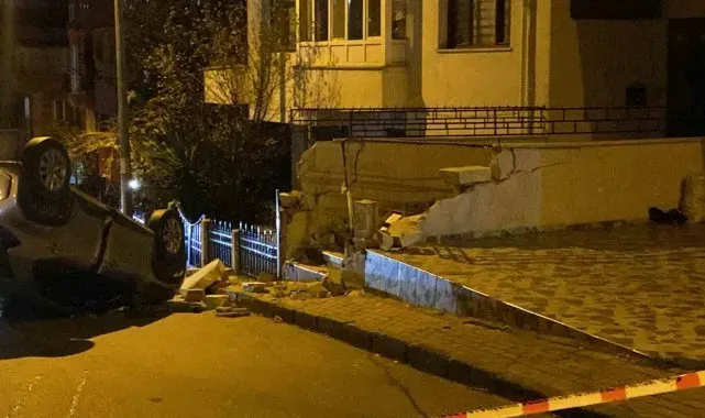 Küçükçekmece'de kontrolden çıkan araç duvara çarparak takla attı