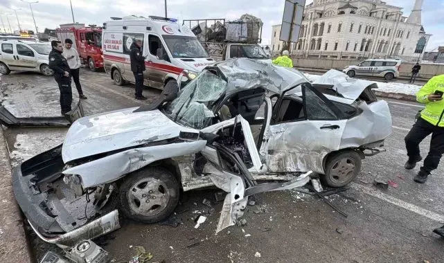 Sivas'ta tıra çarpan Fiat Tempra otomobil hurdaya döndü