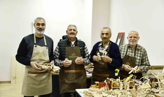 Emekliliğin tadını oyuncak yaparak çıkarıyorlar