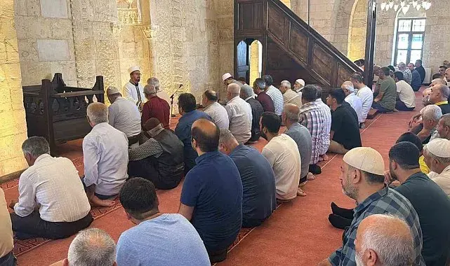 Depremde hasar gören tarihi camide 3,5 yıl sonra ilk cuma namazı
