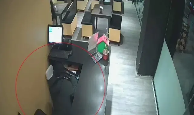 Restoranın kasasından para çalmaya çalışan çocuk son anda yakalandı
