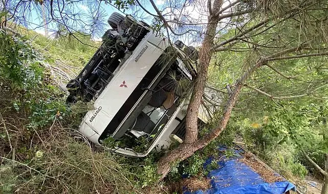 Yasak yola giren kamyon şarampole uçtu: Sürücü yaralandı