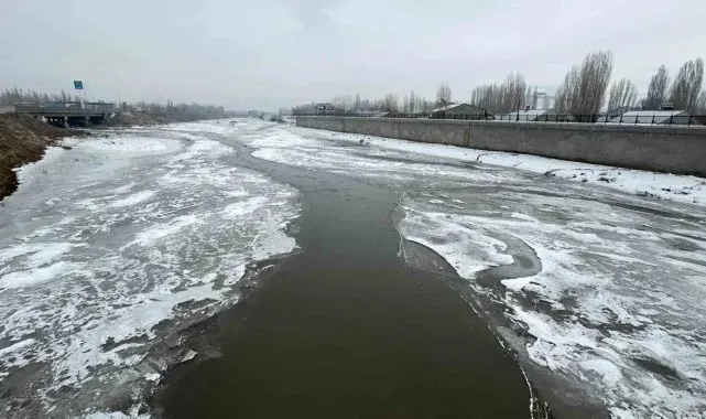 Ağrı'da dondurucu soğuklar nedeniyle Murat Nehri buz tuttu