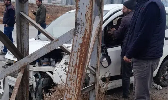 Konya'da iki hafif ticari araç çarpıştı: 1'i bebek 4 yaralı