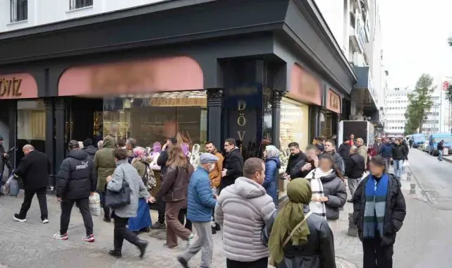 Döviz bürosu şehirde tek kalınca önünde kuyruk oluştu