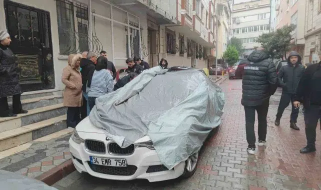 Sultangazi'de üzerine çakıldığı otomobilin cam tavanı kırılınca içine düştü