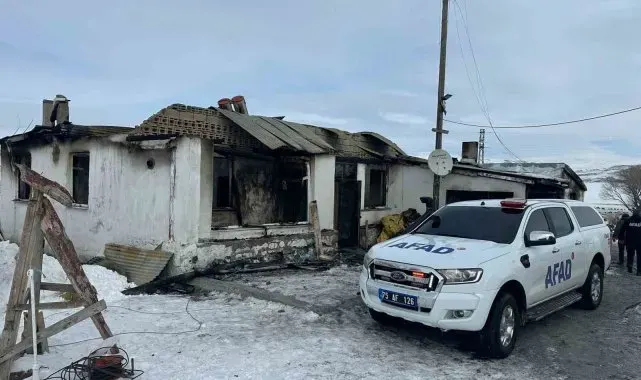 Çıldır'da çıkan yangında bir ev kül oldu