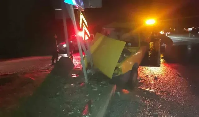 Konya'da otomobil trafik levhasına çarptı: 6 yaralı