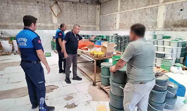 Mersin'de sağlıksız şartlarda üretilen tonlarca turşuya el konuldu