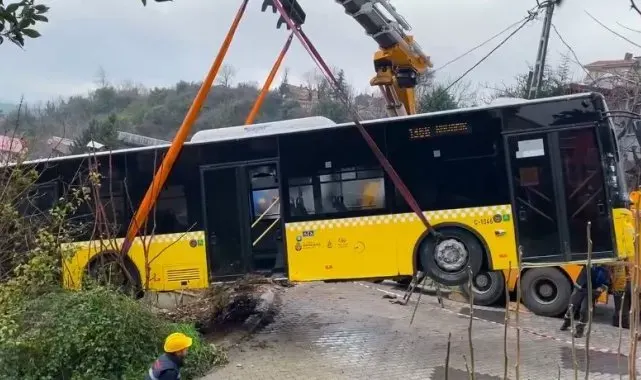 Beykoz'da yokuş aşağı kayan İETT otobüsü evin bahçesine düştü
