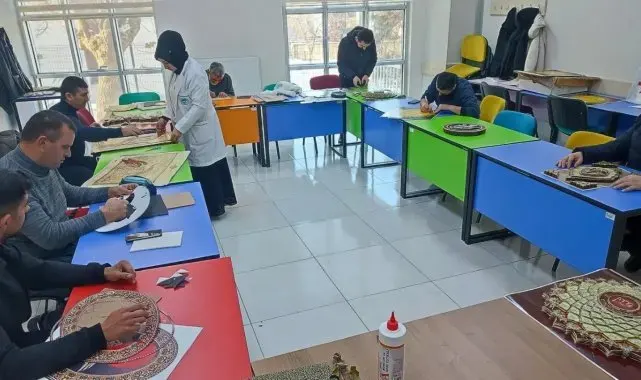 KAYMEK'te erkek kursiyerlere el sanatları eğitimi