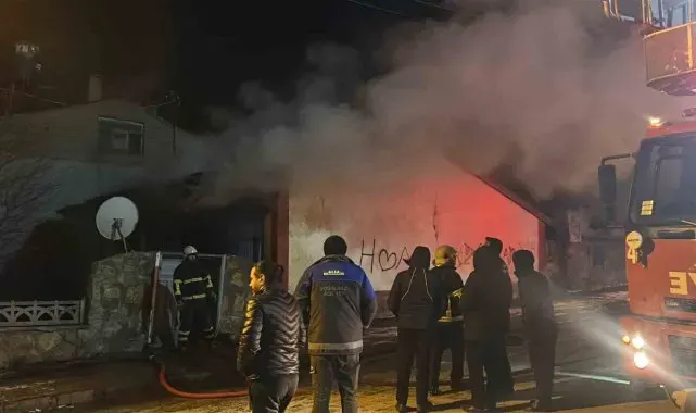 Devrilen elektrikli soba yangına neden oldu, müstakil ev alev alev yandı
