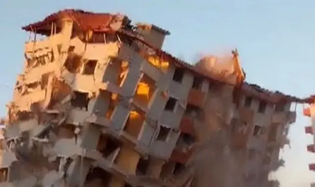 Hatay'da 8 katlı binanın yerle bir olduğu anlar kamerada