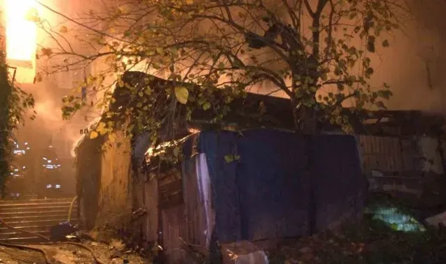 Beyoğlu'nda gecekondu yangınında meydana gelen patlama paniğe neden oldu