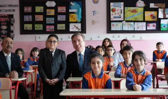 Validen kendisini okula davet eden miniğe jest!