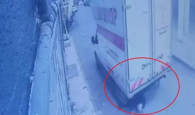 Kamyonetin yaşlı adamı ezdiği feci kaza kamerada