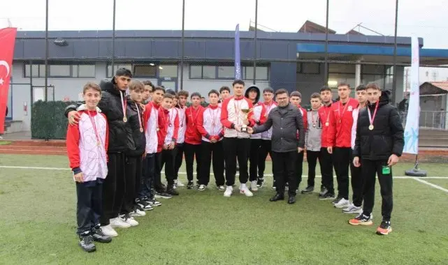 Genç erkekler futbolda şampiyon Düzce Spor Lisesi oldu