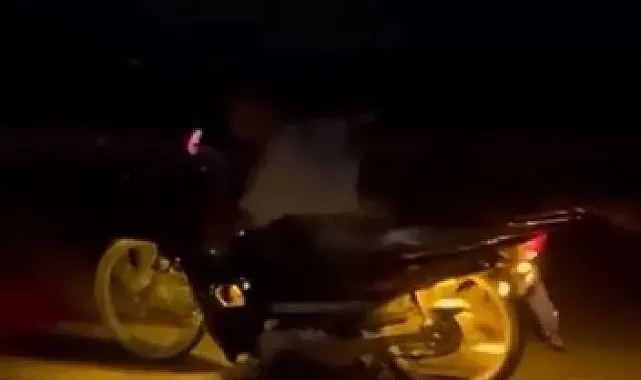 Motosikleti yatarak kullandı, tehlikeli anlar kamerada