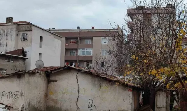 Bağcılar'da korkutan yangın, gecekondu kullanılamaz hale geldi