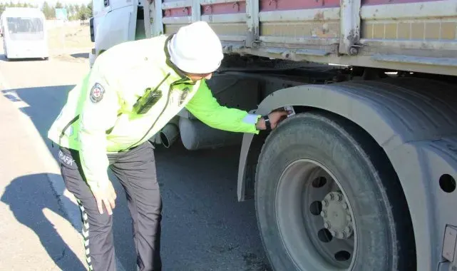 Batman'da trafik ekiplerinden ticari araçlarda kış lastiği denetimi